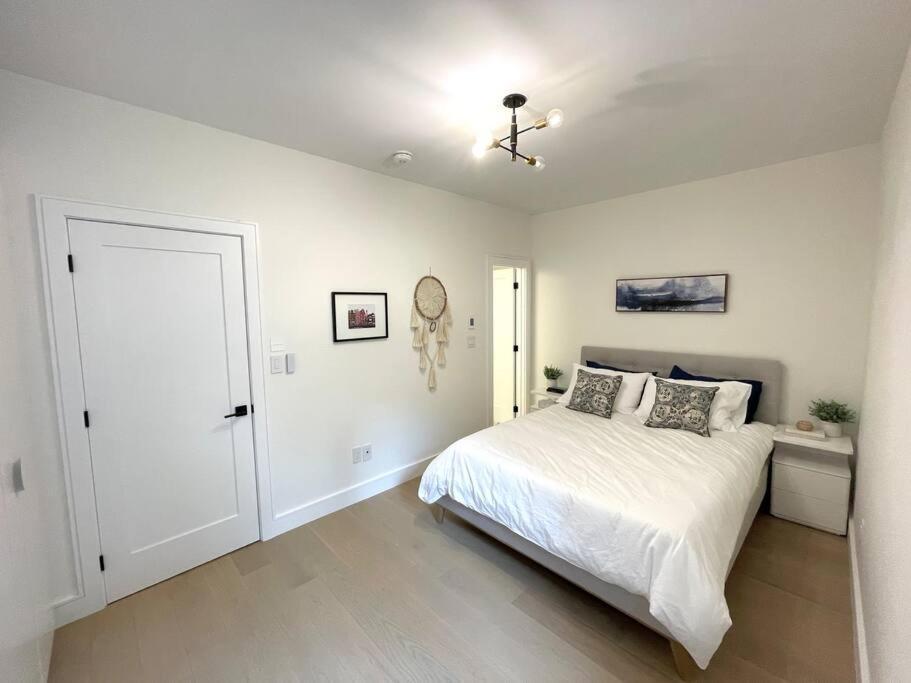 Modern Apartment Close To The Beach With Parking Toronto Exterior foto
