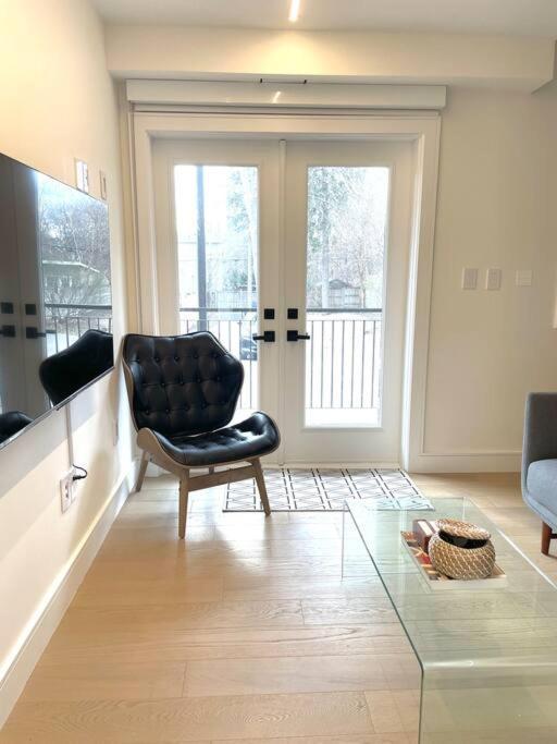 Modern Apartment Close To The Beach With Parking Toronto Exterior foto