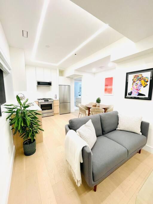 Modern Apartment Close To The Beach With Parking Toronto Exterior foto