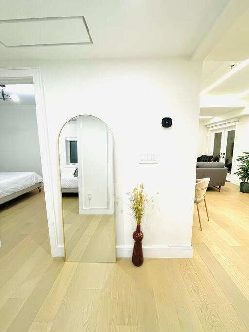Modern Apartment Close To The Beach With Parking Toronto Exterior foto